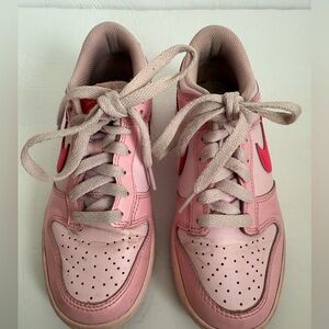 Nike‎ Girls Triple Pink Dunks Tennis Shoes size 4.5 Youth
